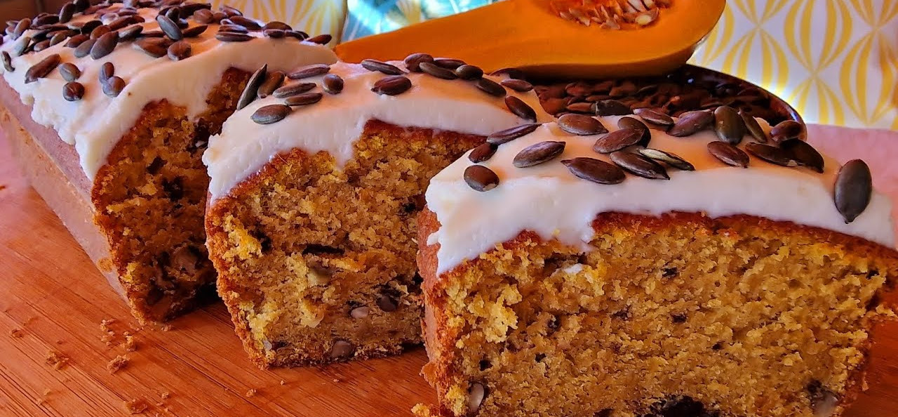 Bizcocho de calabaza con nueces y glaseado, visto desde arriba