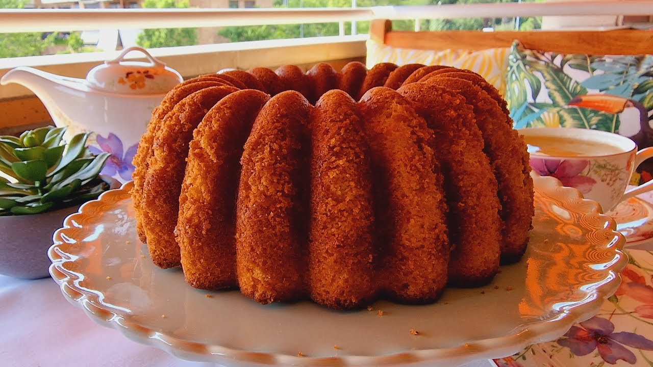 Bizcocho de limón casero en molde tipo plum cake con glaseado