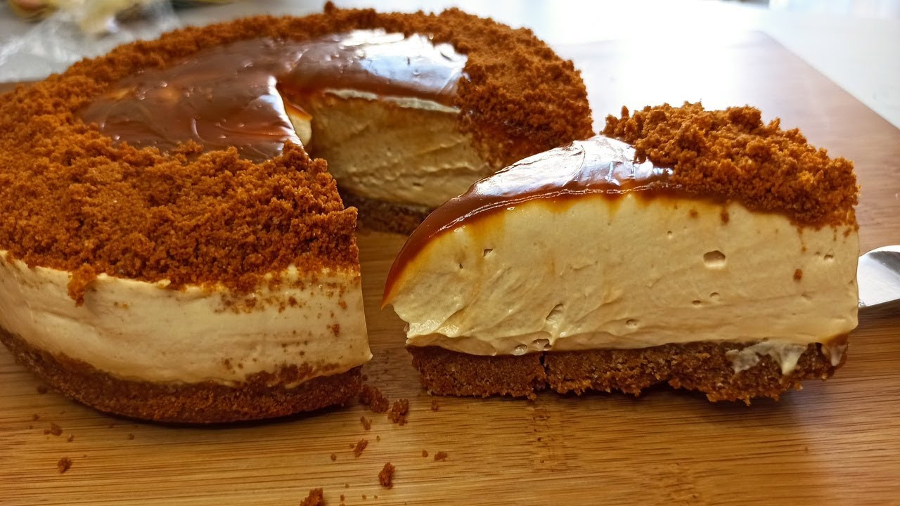 Tarta de queso y dulce de leche sin horno con base de galletas y cobertura