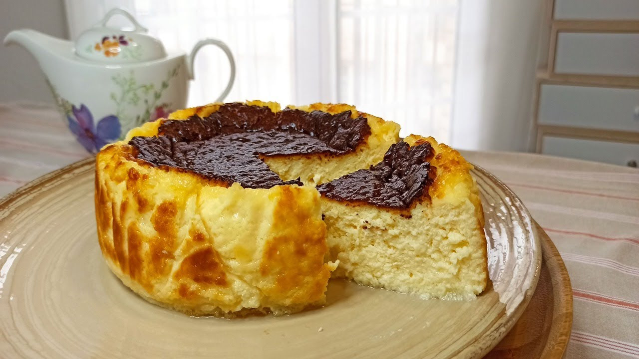 Tarta de queso La Viña recién horneada, cremosa y dorada por encima