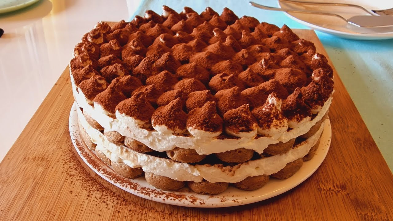 Tiramisú rápido sin huevos en molde de 22 cm con cacao espolvoreado